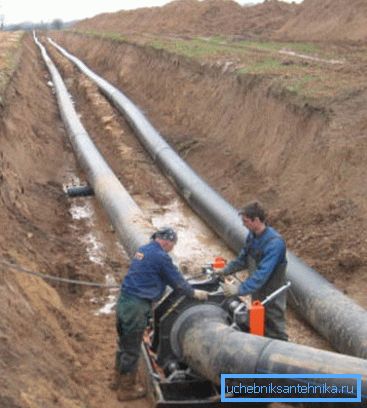 Auf dem Foto - die Pipeline aus PND-Rohren Auf dem Foto - die Pipeline aus PND-Rohren