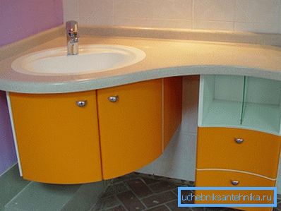 Auf dem Foto - eine eckige Truhe unter der Spüle im Badezimmer. Auf dem Foto - eine eckige Truhe unter der Spüle im Badezimmer.