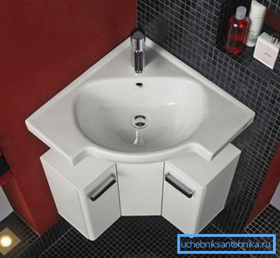 Auf dem Foto - das Eckwaschbecken für das Badezimmer Auf dem Foto - das Eckwaschbecken für das Badezimmer