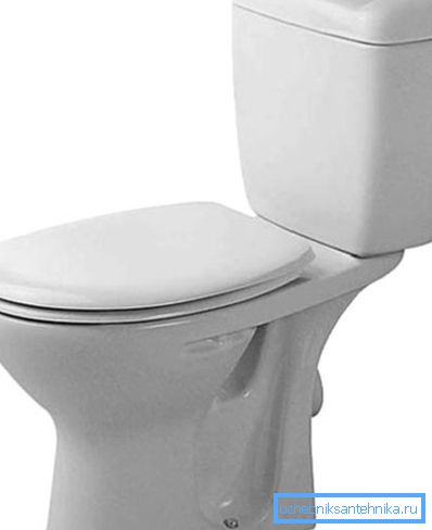 Auf dem Foto - eine Toilette mit einer Zisterne im Regal Auf dem Foto - eine Toilette mit einer Zisterne im Regal