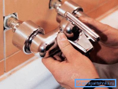 Auf dem Foto: Den Wasserhahn unabhängig von der Stärke des Badezimmers installieren, sofern alle vorbereitenden Tätigkeiten entsprechend ausgeführt wurden Auf dem Foto: Den Wasserhahn unabhängig von der Stärke des Badezimmers installieren, sofern alle vorbereitenden Tätigkeiten entsprechend ausgeführt wurden