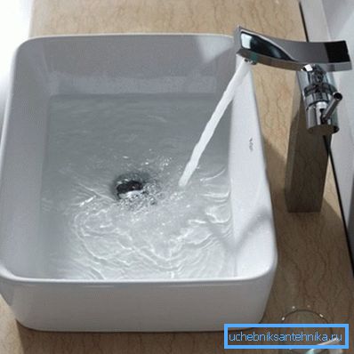 In der Foto - montiert auf der Arbeitsplatte Wasserhahn In der Foto - montiert auf der Arbeitsplatte Wasserhahn
