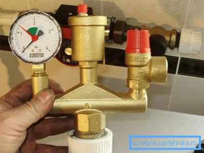 Auf dem Foto befindet sich eine Sicherheitsanordnung für einen geschlossenen Kreislauf, die aus einem Manometer, einem Sicherheitsventil und einer Entlüftung besteht. Auf dem Foto befindet sich eine Sicherheitsanordnung für einen geschlossenen Kreislauf, die aus einem Manometer, einem Sicherheitsventil und einer Entlüftung besteht.
