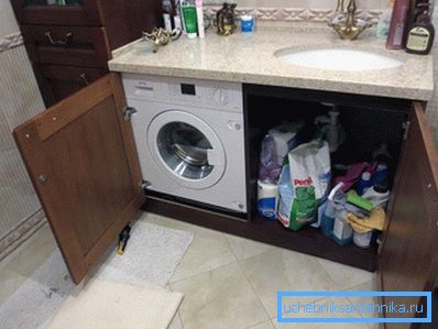 Auf dem Foto - die Platzierung der Waschmaschine unter der Spüle im Badezimmer.