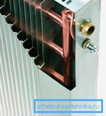 Das Foto zeigt Kupferrohre und Aluminiumlamellen. Das Foto zeigt Kupferrohre und Aluminiumlamellen.