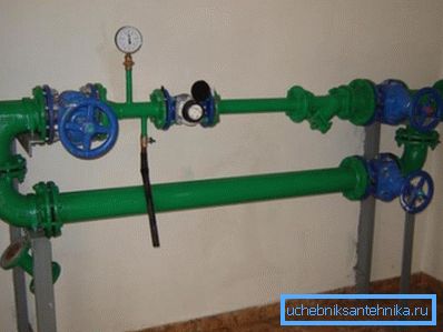 In der Foto-Wasserzähler-Einheit. Mit Steuerventilen können Sie den Druck am Eingang des Hauses messen. In der Foto-Wasserzähler-Einheit. Mit Steuerventilen können Sie den Druck am Eingang des Hauses messen.