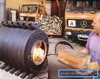 Beim Fotoladen von Kraftstoff in die Brennkammer Beim Fotoladen von Kraftstoff in die Brennkammer