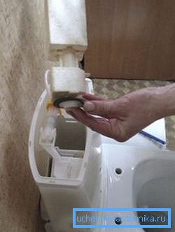 Auf dem Foto - der Ersatz des Dichtungsabflusses Auf dem Foto - der Ersatz des Dichtungsabflusses