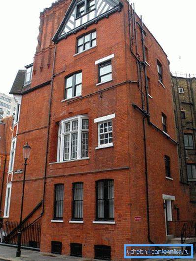Auf dem Foto - ein Gebäude in London. Während des Umbaus wurde das Abwassersystem an der Fassade verlegt. Auf dem Foto - ein Gebäude in London. Während des Umbaus wurde das Abwassersystem an der Fassade verlegt.