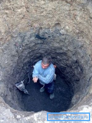 Auf steinigem Boden muss man einen Brunnen von Hand graben. Auf steinigem Boden muss man einen Brunnen von Hand graben.