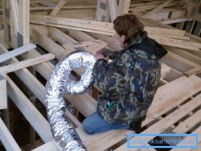 Basierend auf den erhaltenen Daten wird das Kanalsystem verlegt und die Ventilatoren angeschlossen. Basierend auf den erhaltenen Daten wird das Kanalsystem verlegt und die Ventilatoren angeschlossen.