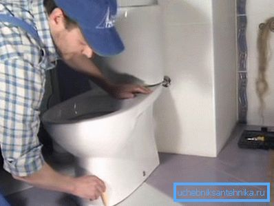 Auf dem Boden sollte sich eine Kontur befinden, die der Designposition der Toilettenschüssel entspricht. Auf dem Boden sollte sich eine Kontur befinden, die der Designposition der Toilettenschüssel entspricht.