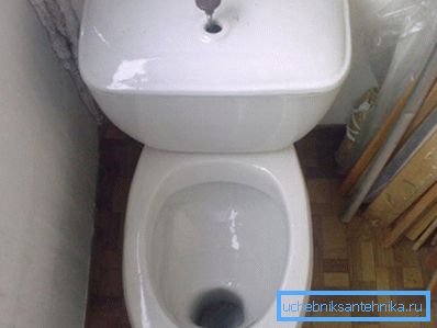 Das Bild zeigt eine Fayence-WC-Pfanne mit einem einteiligen Regal. Diese Form der Schüssel ist weniger praktisch: Toilettenartikel bleiben auf dem Visier und, ehrlich gesagt, die Luft wird nicht ozonisiert. Das Bild zeigt eine Fayence-WC-Pfanne mit einem einteiligen Regal. Diese Form der Schüssel ist weniger praktisch: Toilettenartikel bleiben auf dem Visier und, ehrlich gesagt, die Luft wird nicht ozonisiert.