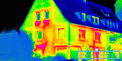 Auf der Kamera ist der Wärmeverlust durch die Fenster deutlich sichtbar.