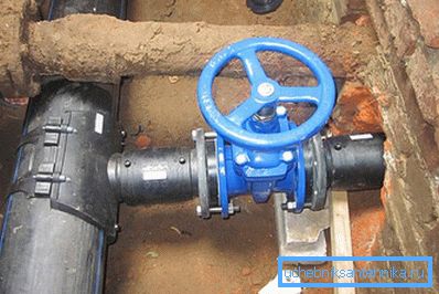 2782 Ein Metallventil ist an dem HDPE-Rohr mit großem Durchmesser installiert.