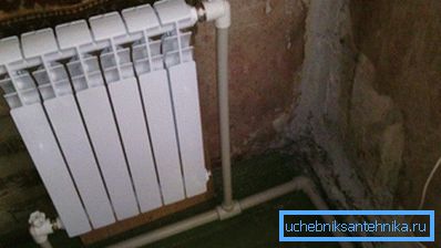 In den Rohrleitungen werden Eckprodukte installiert. In den Rohrleitungen werden Eckprodukte installiert.