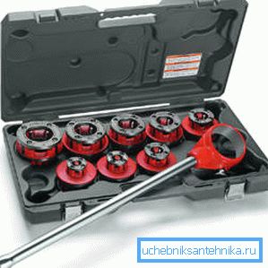 Set zum Schneiden von Gewinden an den Rohren für den Hausmeister Set zum Schneiden von Gewinden an den Rohren für den Hausmeister