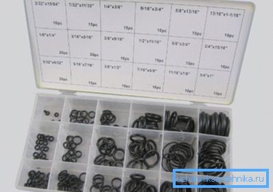 Eine Reihe von Ringdichtungen. Eine Reihe von Ringdichtungen.