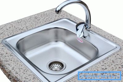 Zuverlässige und praktische Spüle aus Chrom-Nickel-Stahl. Zuverlässige und praktische Spüle aus Chrom-Nickel-Stahl.