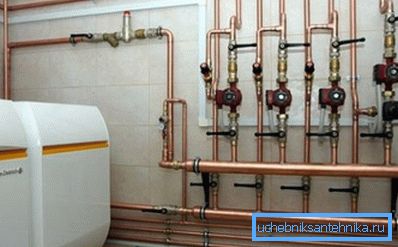 Die zuverlässige Befestigung der Wasserleitungen an der Wand gewährleistet ihre Langlebigkeit Die zuverlässige Befestigung der Wasserleitungen an der Wand gewährleistet ihre Langlebigkeit