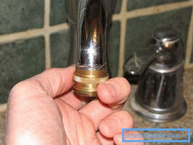 Visuell demonstriert, wie ein wunderbarer Schlauch an die Wasserversorgung angeschlossen wird - kaufen Sie einfach einen speziellen Adapter mit dem entsprechenden Gewinde Visuell demonstriert, wie ein wunderbarer Schlauch an die Wasserversorgung angeschlossen wird - kaufen Sie einfach einen speziellen Adapter mit dem entsprechenden Gewinde
