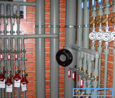 Illustratives Beispiel, das die Verwendung von Materialien mit unterschiedlichen Durchmessern in bestimmten Teilen des Sanitärsystems zeigt Illustratives Beispiel, das die Verwendung von Materialien mit unterschiedlichen Durchmessern in bestimmten Teilen des Sanitärsystems zeigt