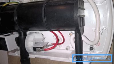 Das Heizgerät wird durch Schrauben an dem Sperrholzuntergrund durch eine Gipskartonplatte gezogen. Das Heizgerät wird durch Schrauben an dem Sperrholzuntergrund durch eine Gipskartonplatte gezogen.
