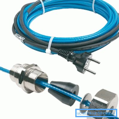 Heizkabel für die Wasserversorgung im Inneren des Rohrs mit einem Stecker zum Anschließen an das Netzwerk und einem Satz Montagehülsen Heizkabel für die Wasserversorgung im Inneren des Rohrs mit einem Stecker zum Anschließen an das Netzwerk und einem Satz Montagehülsen