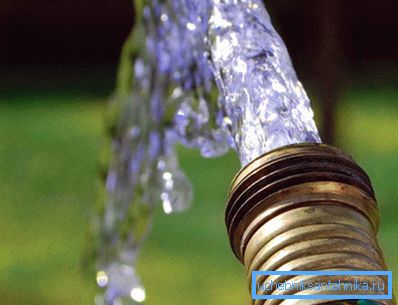 Unter hohem Druck und ohne Sonnenlicht unterstützt der Aquifer nicht die Entwicklung pathogener Mikroben, aber das Wasser aus einem solchen Brunnen ist sehr hart, da es eine große Menge gelöster Salze und Eisen enthält. Hochwertiges Wasser garantiert!