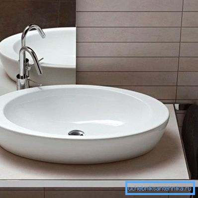 Das ovale Waschbecken ist ein Beispiel für modernen Stil.