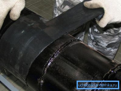 Aufbringen der Polymerrollenabdichtung auf den Rohrleitungsabschnitt. Aufbringen der Polymerrollenabdichtung auf den Rohrleitungsabschnitt.