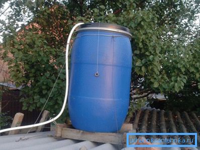 Füllen eines Duschbehälters mit Wasser Füllen eines Duschbehälters mit Wasser