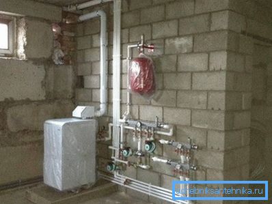 Der Bodenkessel ist auf einem separaten Fundament installiert. Der Bodenkessel ist auf einem separaten Fundament installiert.