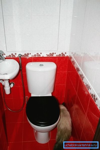 Bodentoilette und Waschbecken in der Toilette mit hygienischer Dusche Bodentoilette und Waschbecken in der Toilette mit hygienischer Dusche