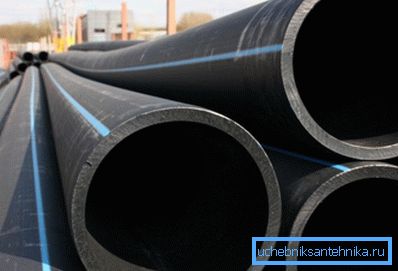 Polyethylen-Druckrohre können mit aus anderen Materialien geformten verwendet werden. Polyethylen-Druckrohre können mit aus anderen Materialien geformten verwendet werden.
