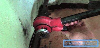 Das Rohr mit der Schneckenmatrize zu Hause einfädeln Das Rohr mit der Schneckenmatrize zu Hause einfädeln