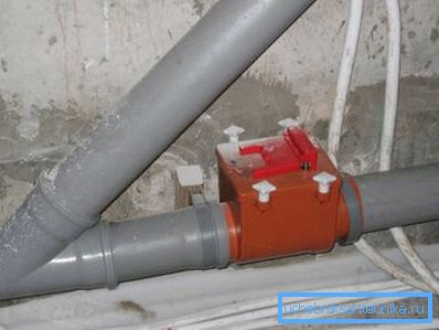 Externes Rückschlagventil für im System installierte 110-mm-Abflussrohre Externes Rückschlagventil für im System installierte 110-mm-Abflussrohre