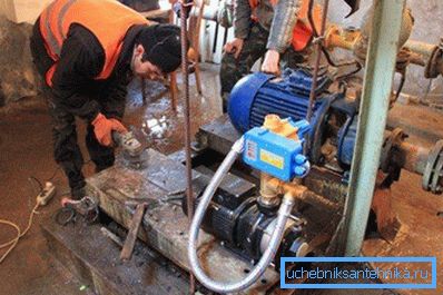 Die Pumpe auf dem Foto ist auf einem separaten Fundament installiert. Die Pumpe auf dem Foto ist auf einem separaten Fundament installiert.