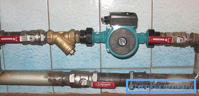 Die Pumpe ist in der Rücklaufleitung installiert. Die Pumpe ist in der Rücklaufleitung installiert.