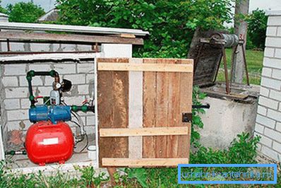 Pumpstation in der Nähe des Brunnens Pumpstation in der Nähe des Brunnens
