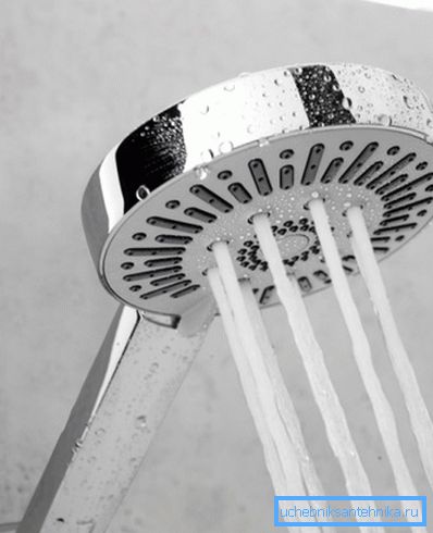 Wand-Wasserverteilerkopf mit Drehgelenk und einstellbarer Anzahl von Wasserstrahlen. Wand-Wasserverteilerkopf mit Drehgelenk und einstellbarer Anzahl von Wasserstrahlen.
