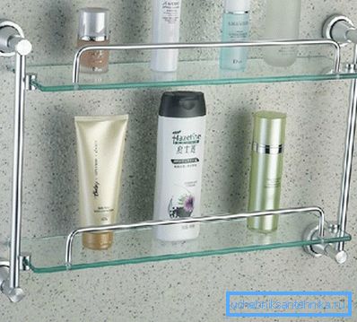 Wandregale sind ideal für ein geräumiges Duschabteil.