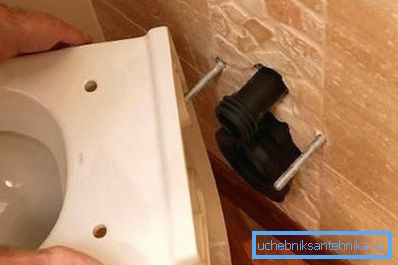 An der Wand befestigte Toilettenschüsseln werden mit speziellen Ankerbolzen befestigt. An der Wand befestigte Toilettenschüsseln werden mit speziellen Ankerbolzen befestigt.