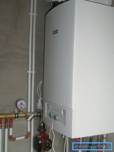 Gas-Heizkessel an der Wand