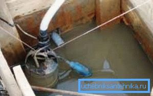 Diese Reinigung erfordert die Entfernung von Wasser aus dem Brunnen