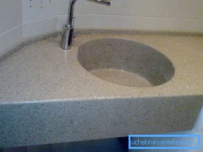 Das klappbare Waschbecken für eine Waschmaschine mit einer Tischplatte ist schwer genug, daher müssen die Wände stark sein Das klappbare Waschbecken für eine Waschmaschine mit einer Tischplatte ist schwer genug, daher müssen die Wände stark sein