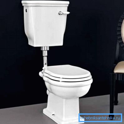 Der Tank ist nicht hinter der Wand verborgen und die Toilette in diesem Design befindet sich auf dem Boden