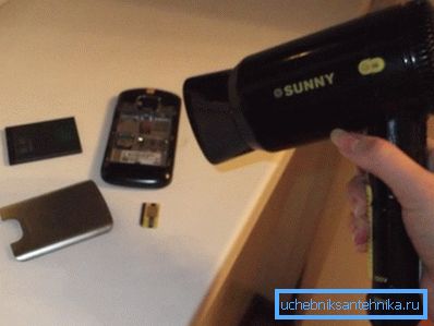 Nicht der beste Weg, ein Handy wieder zum Leben zu erwecken Nicht der beste Weg, ein Handy wieder zum Leben zu erwecken