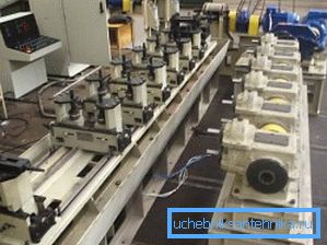 Bei kleinen Produktionen wird aus einem Rundrohr häufig ein Vierkantrohr hergestellt. Dies vereinfacht den Prozess und die Zuverlässigkeit der Produkte ist sehr hoch. Bei kleinen Produktionen wird aus einem Rundrohr häufig ein Vierkantrohr hergestellt. Dies vereinfacht den Prozess und die Zuverlässigkeit der Produkte ist sehr hoch.