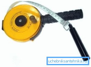 Ein kleines Gewicht, das auf einem Maßband montiert ist, hilft dabei, die Tiefe des Brunnens zu messen, und durch die Position nasser Orte wird der Grad des Auftretens des Aquifers angezeigt Ein kleines Gewicht, das auf einem Maßband montiert ist, hilft dabei, die Tiefe des Brunnens zu messen, und durch die Position nasser Orte wird der Grad des Auftretens des Aquifers angezeigt